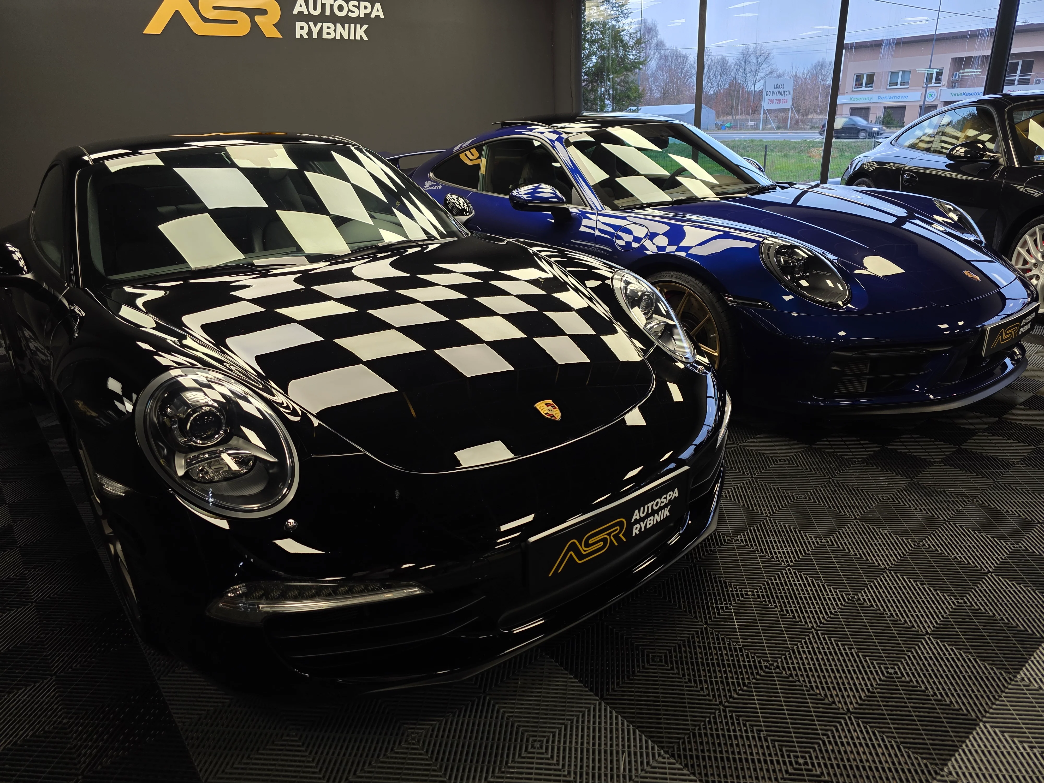 trzy auta stojące obok siebie